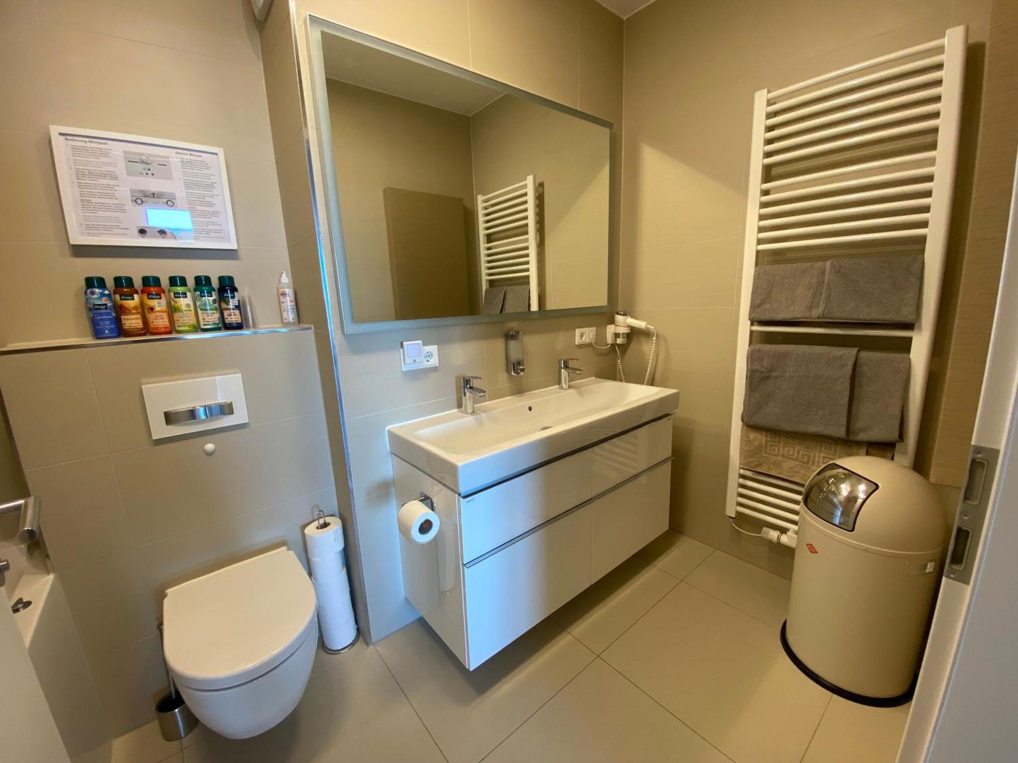 Alpen-panorama - Einzigartige Privatsuite Hoch Ueber Muenchen, 12tes Og, Alpenblick, Loggia, Whirlpool, 15 Minuten Zum Zentrum, Ruhe Und Erholung In Der Stadt Fuer Privat Und Geschaeftlich Reisende Séjour chez l'habitant Munich