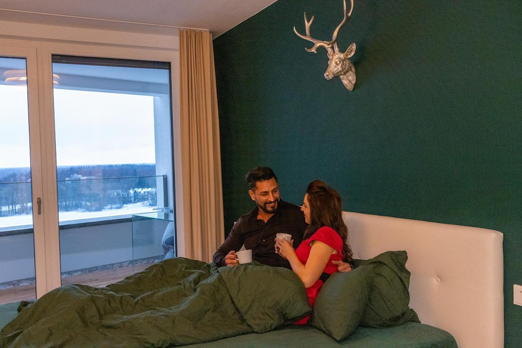 Séjour chez l'habitant Alpen-panorama - Einzigartige Privatsuite Hoch Ueber Muenchen, 12tes Og, Alpenblick, Loggia, Whirlpool, 15 Minuten Zum Zentrum, Ruhe Und Erholung In Der Stadt Fuer Privat Und Geschaeftlich Reisende Munich